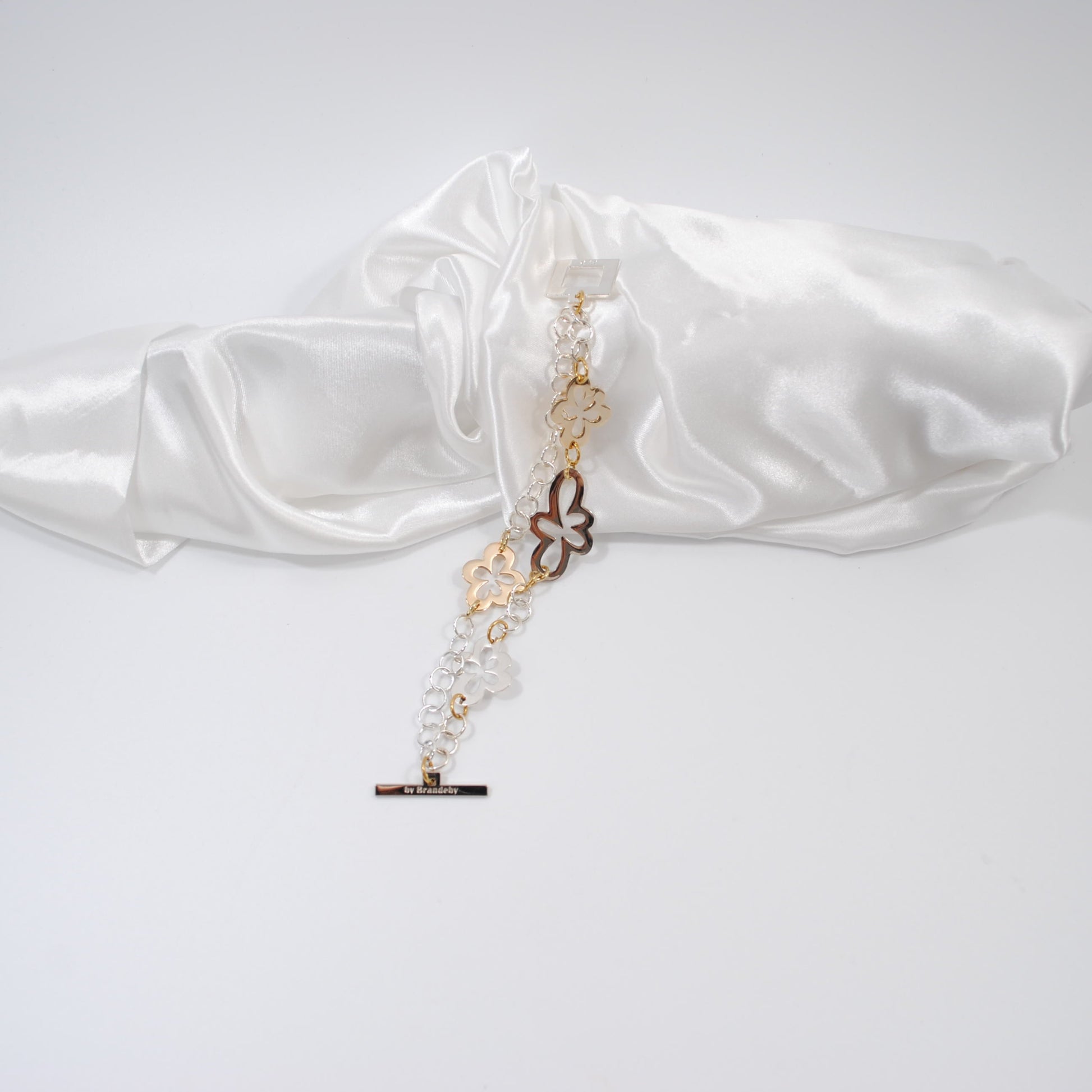 armband i lyx modell guld och silver blommor med kedja i två rader design by brandeby