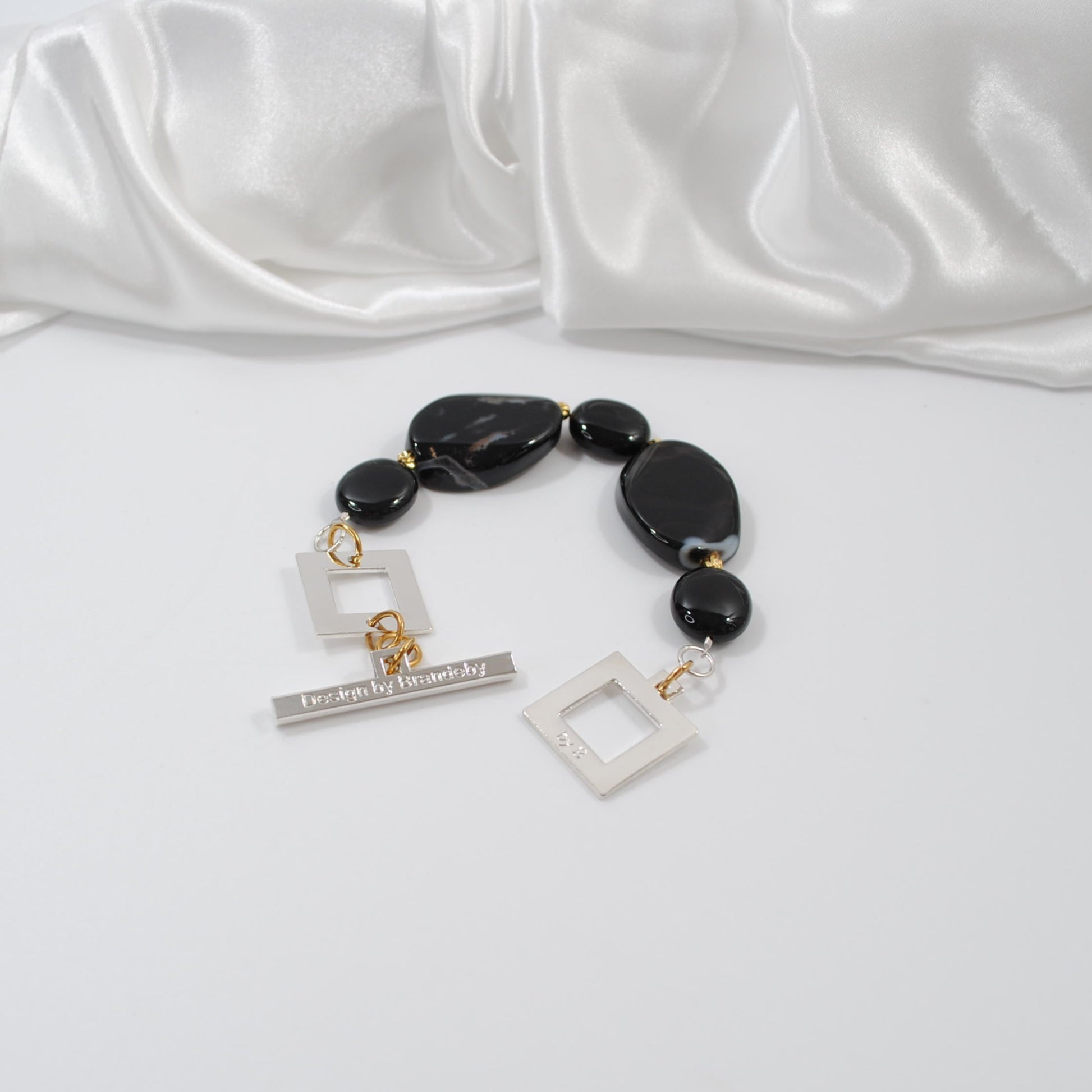 armband i svart ädelsten desing by brandeby