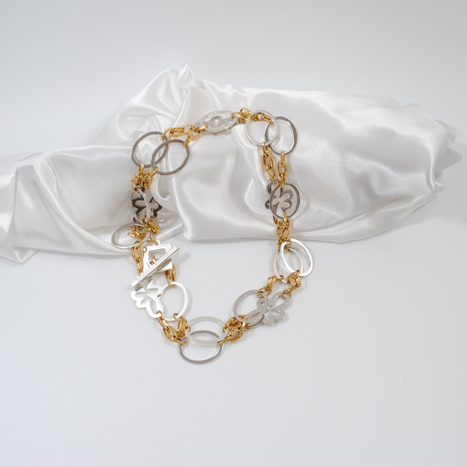 långt halsband design by brandeby