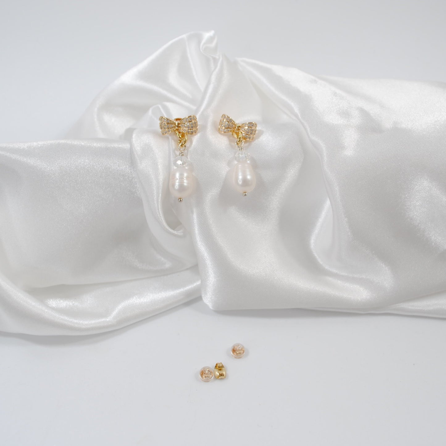 Bow Pearls Örhängen – Strass Rosett med Sötvattenpärla & Bergkristall | Design by Brandeby exklusivt handgjort i sverigen