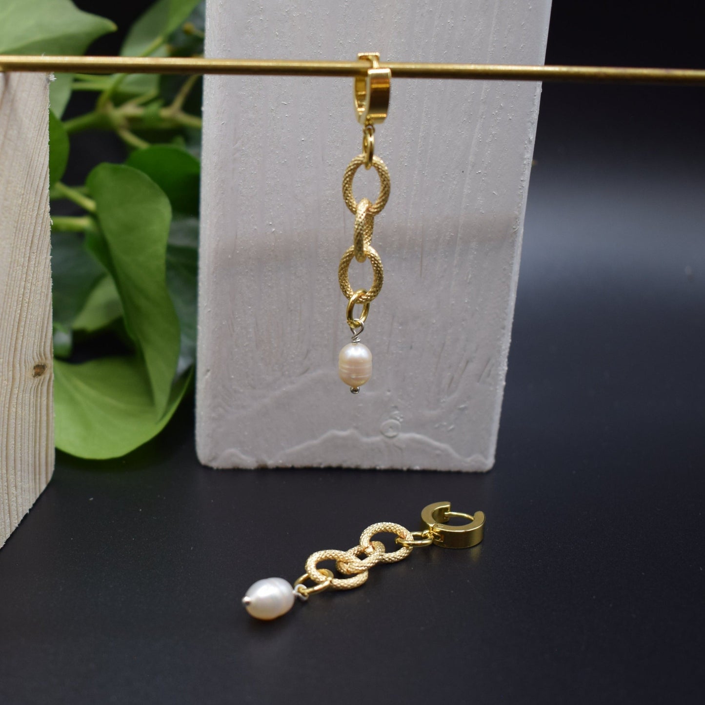 Earring gold chain with white freshwater pearl