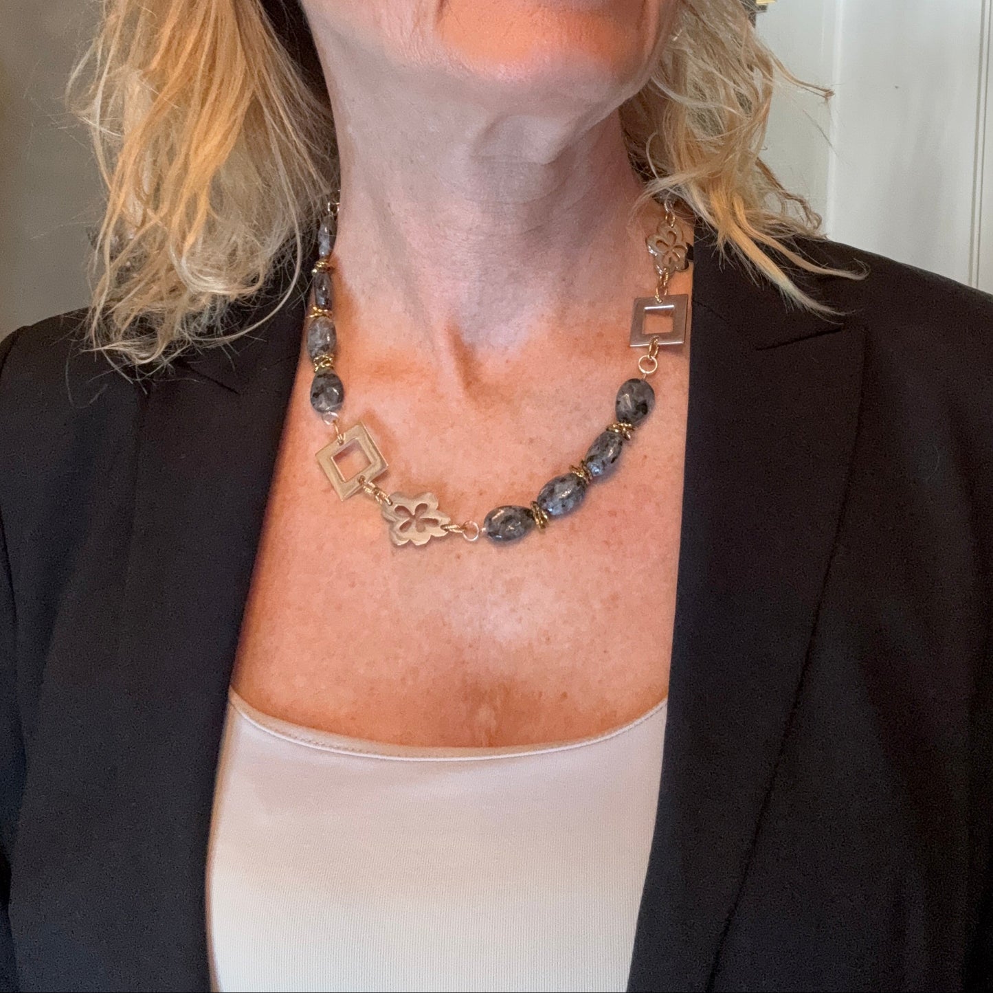 Statement Labradorit Halsband 50cm – Handgjort Kort Halsband med Ädelsten | Design by Brandeby