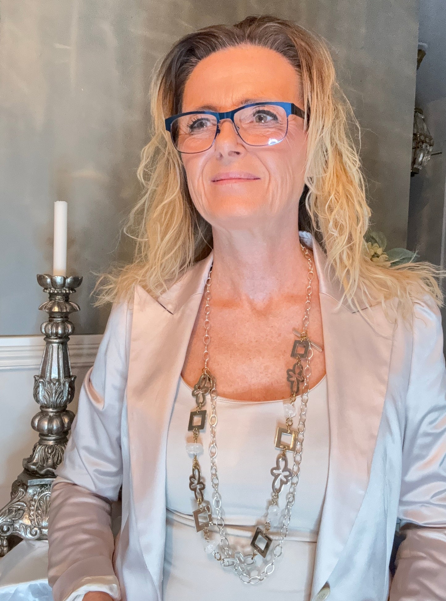 Exklusivt halsband med råa bergkristaller i tre rader. Rostfritt stål täckt med sterling silver. Flexibel design 50-96 cm. Handgjort i Sverige.