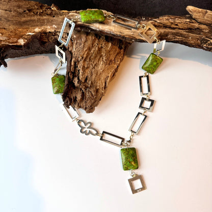 Luxury Green Halsband – Tidlös elegans med grön turkos och unika detaljer Design by Brandeby