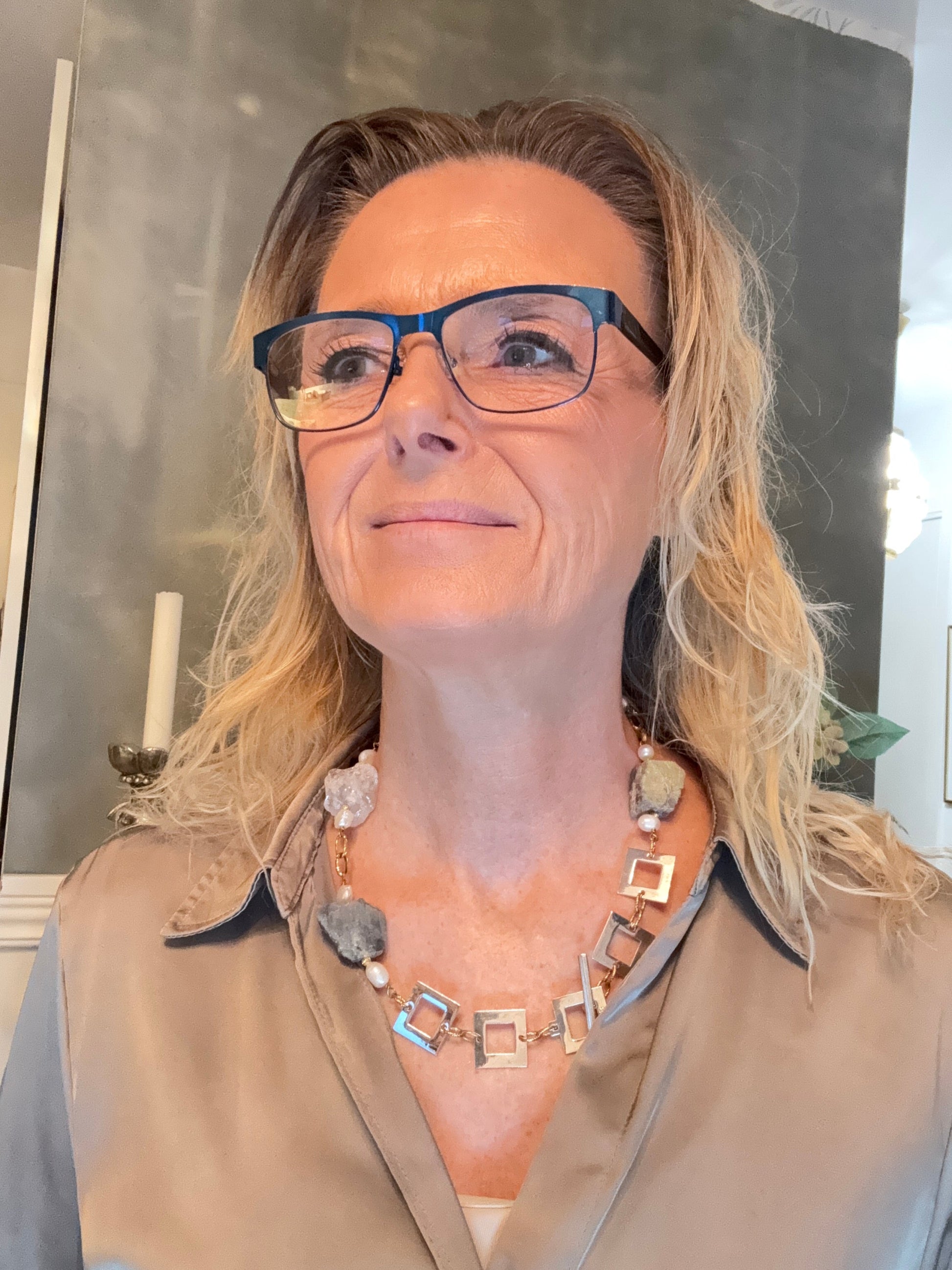 Exklusivt halsband med rå labradorit, bergkristall och äkta sötvattenspärlor. Limited edition 50 cm kort halsband. Handgjort i Sverige med naturliga stenar. unik design