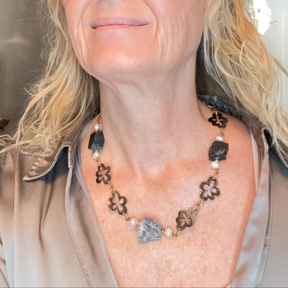 Raw Meets Beauty Halsband - Labradorit & Bergkristall | Design by Brandeby