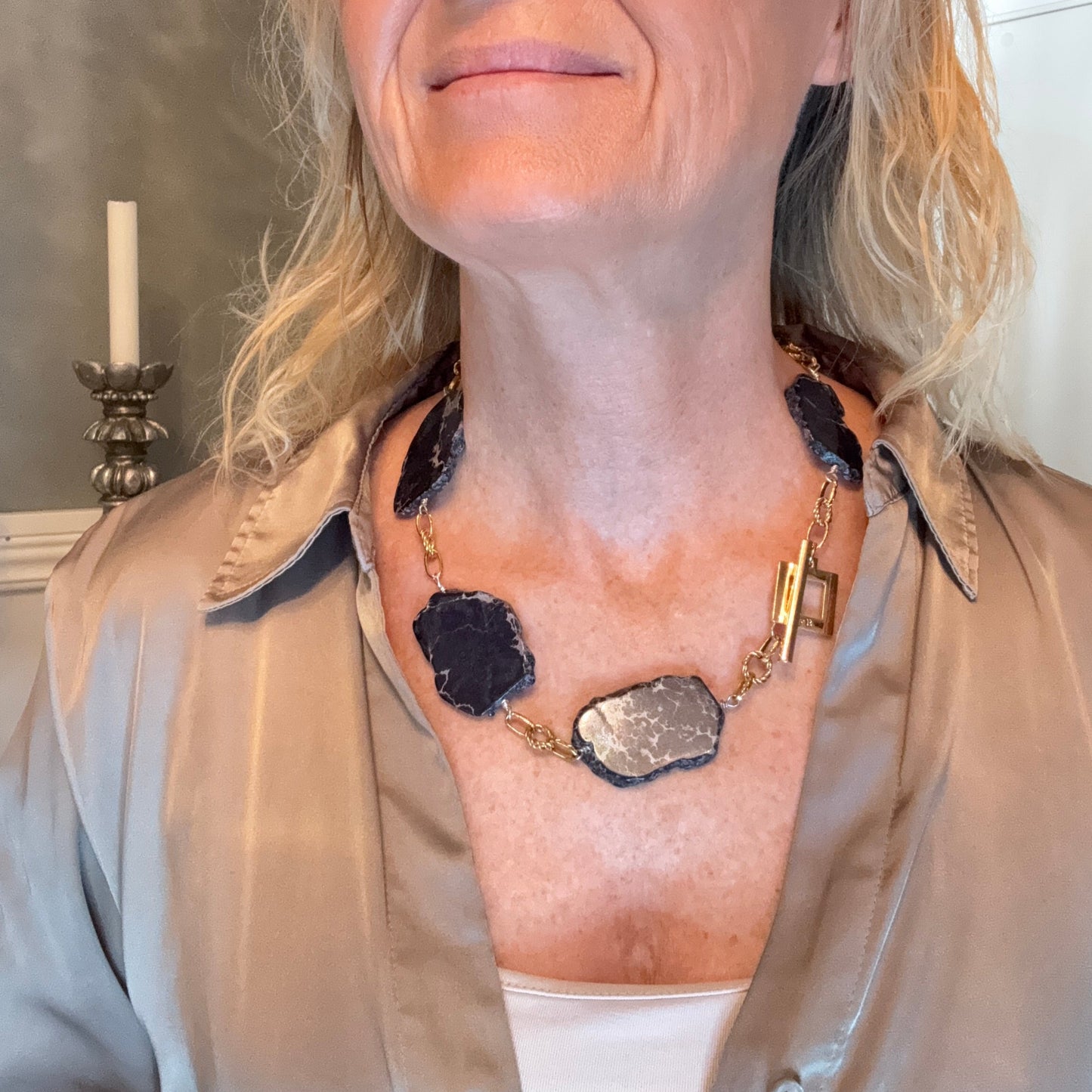 Exklusivt kort halsband 52 cm med Imperial Jasper ädelsten och 18K guldplätering. Handgjort svenskt hantverk i limited edition. Unikt statement-smycke för den stilmedvetna kvinnan. unikt