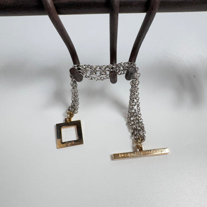 lyxigt aramband med fyra raders kedja och ett guld lås handgjort och egn design