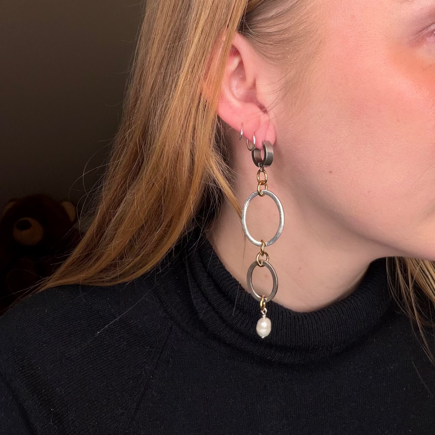 Eleganta Love Circle Örhängen med dubbla ringar i sterling silver, äkta sötvattenpärla och 18k guld. Handgjorda i Sverige. Limited edition från Bold Grace Collection. 6,5 cm.