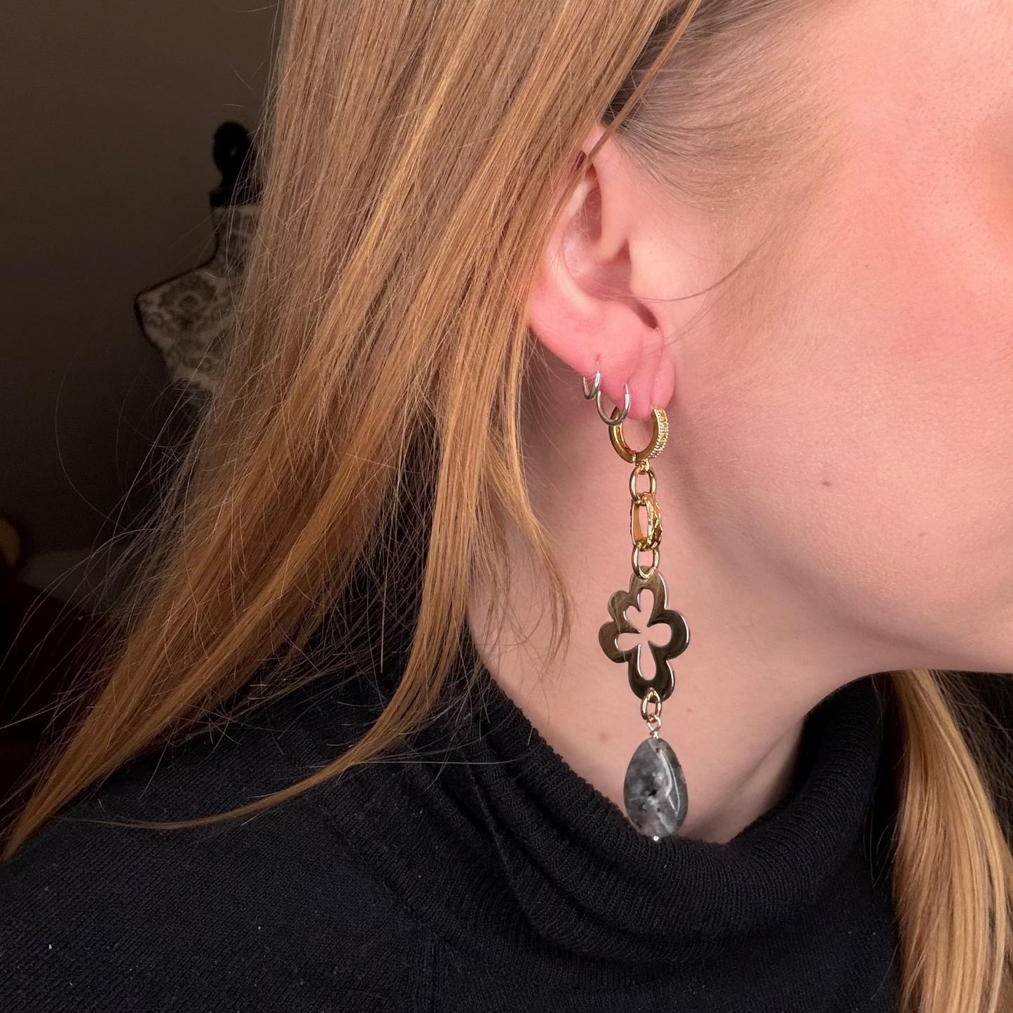 Eleganta Labradorit Lyx Örhängen med äkta labradorit, sterling silver blommor och 18k guld. Strass creoler. Handgjorda i Sverige. Limited edition från Bold Grace Collection. 8 cm.