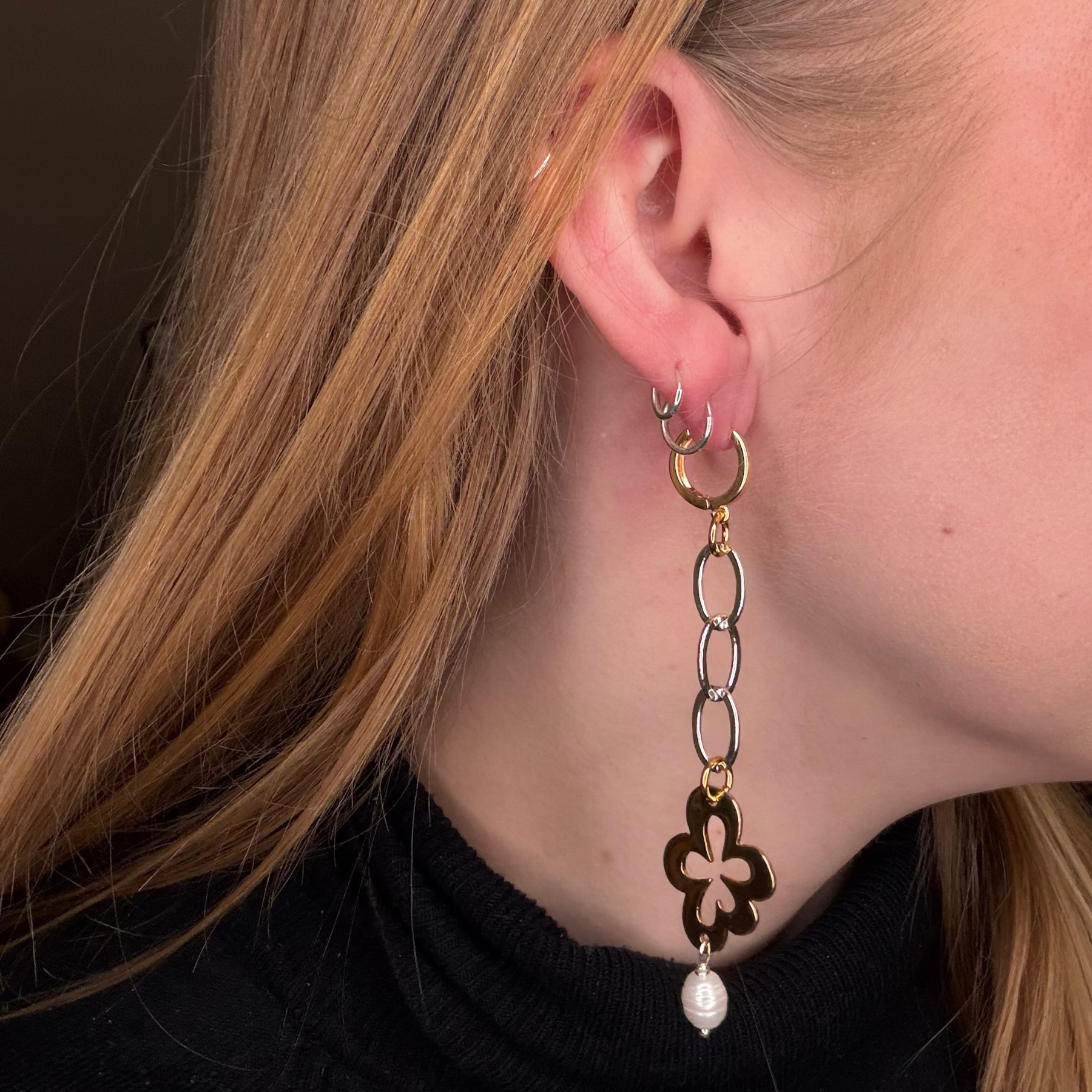 Eleganta Gold Flower Örhängen med guldblomma och äkta sötvattenpärla i 18k guld. Handgjorda i Sverige. Limited edition från Bold Grace Collection. Tidlös elegans. 9 cm.