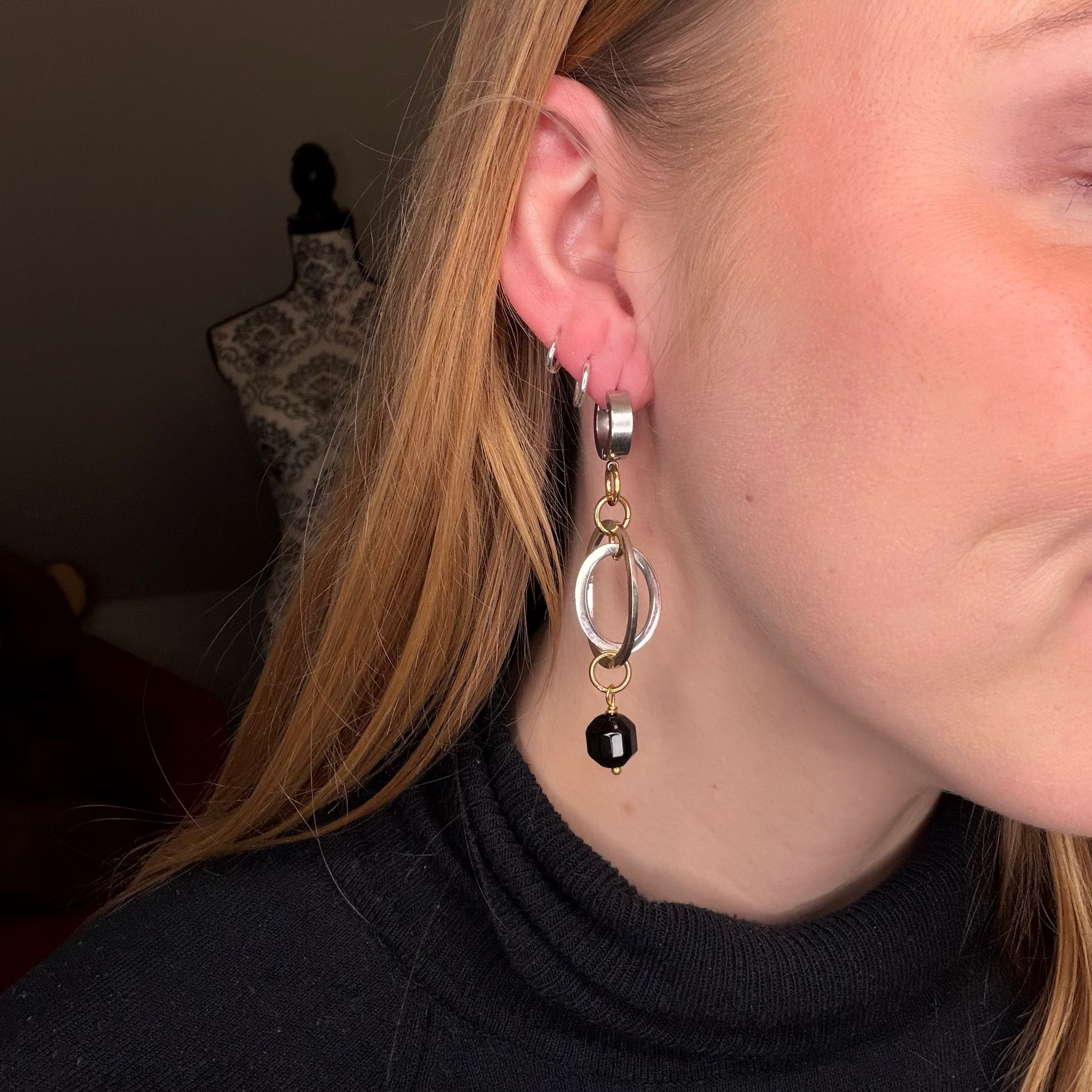 Eleganta Two Circles Örhängen med dubbla guldringar i 18k guld och fasettslipade svart onyx. Handgjorda i Sverige. Limited edition från Bold Grace Collection. Modern elegans. 7 cm.