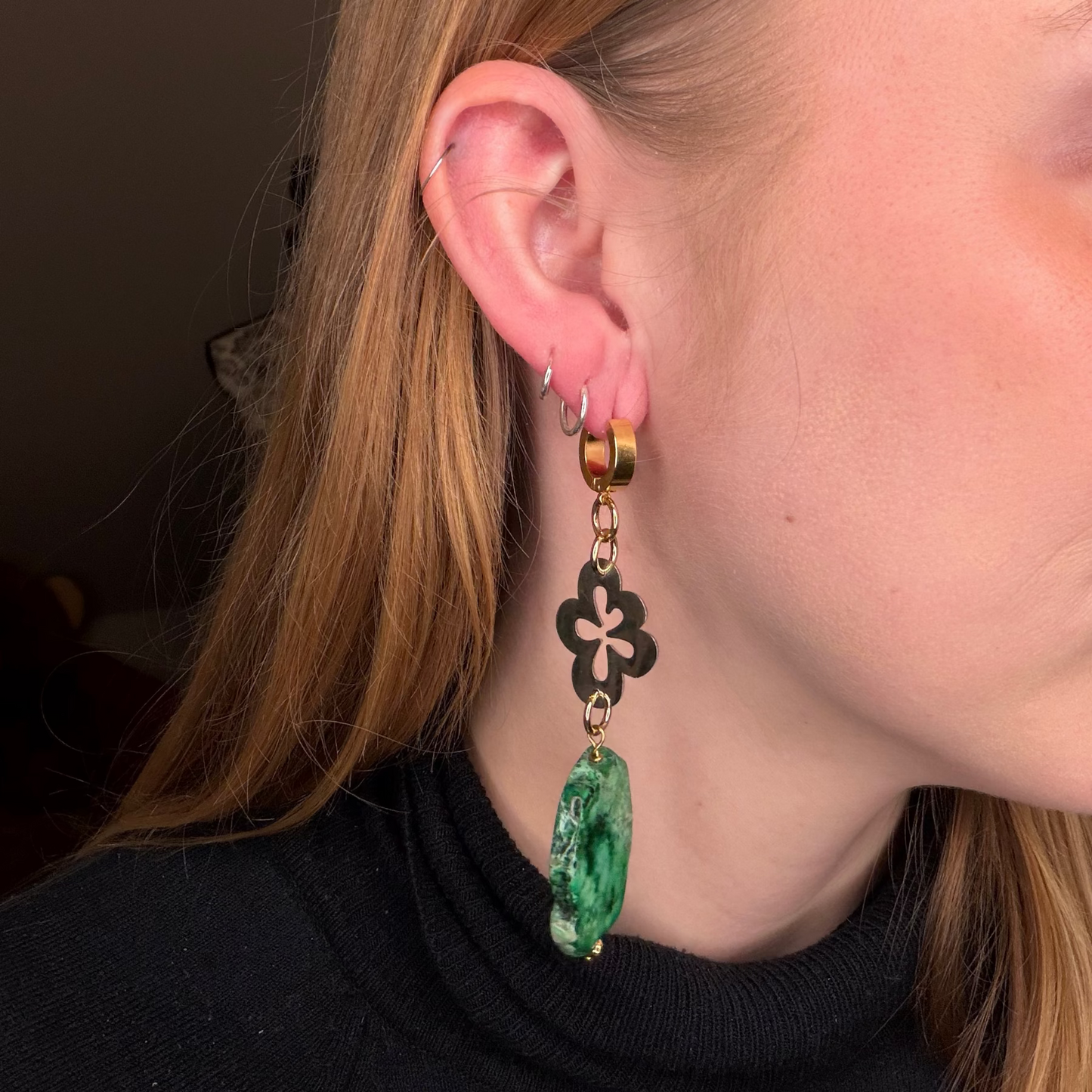 Eleganta Summer Green Örhängen med äkta grön imperial jasper och blomma i sterling silver. 18k guld. Handgjorda i Sverige. Limited edition från The Essence Collection. 9 cm.