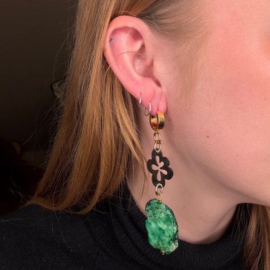 Eleganta Summer Green Örhängen med äkta grön imperial jasper och blomma i sterling silver. 18k guld. Handgjorda i Sverige. Limited edition från The Essence Collection. 9 cm.