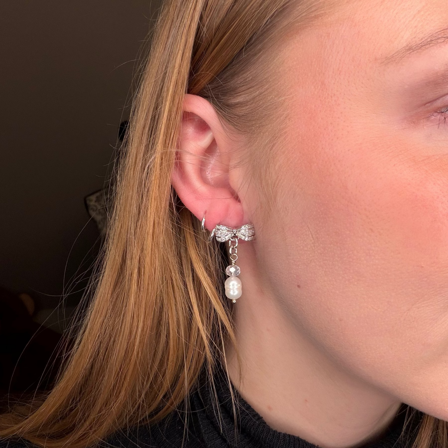 Eleganta örhängen med strass-fylld rosett i 18K guld, äkta sötvattenpärla och bergkristall. Handgjorda i Sverige. Limited edition från Bold Grace Collection. 3 cm.