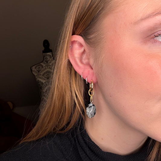 Elegant påhäng med äkta labradorit och creoler med 18 k pvd plätering. Handgjort i Sverige. Limited edition. Magiska färgskiftningar. Ring 8 mm, längd 2 cm.