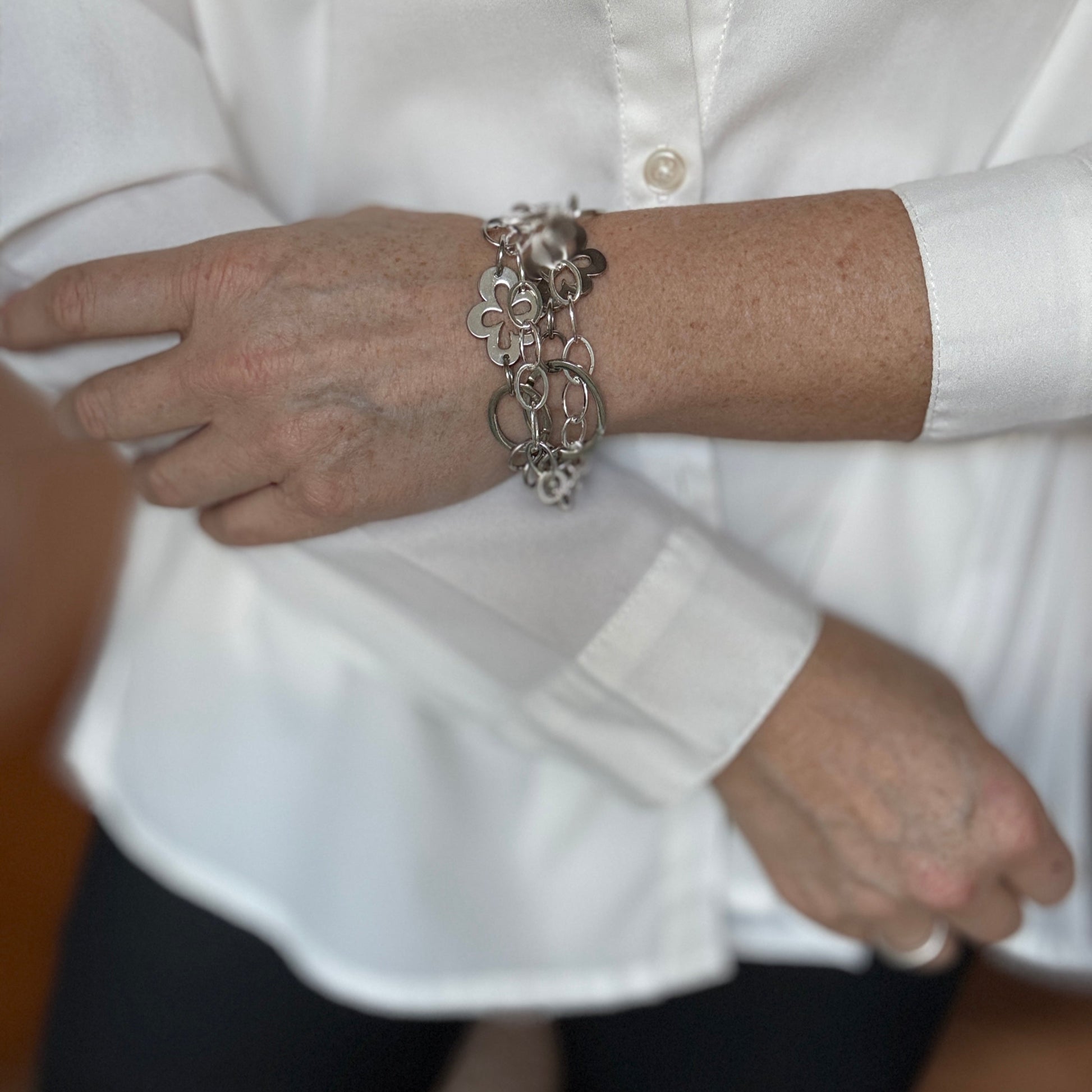 Armband i silver tre rader med blommor och cirklar och kedja 