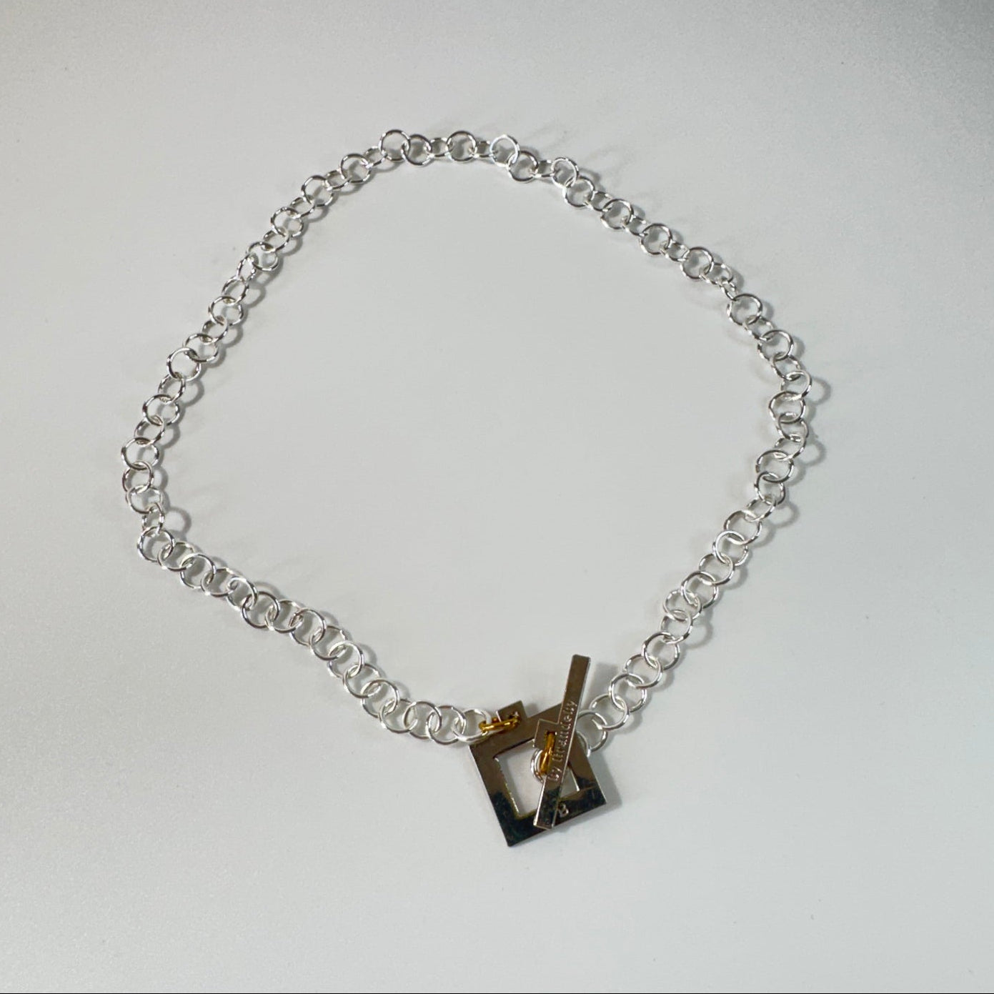 Elegant Silver Rollo Halsband från Design by Brandeby. Stilren silverfärgad rollokedja med egendesignat lås i rostfritt stål med sterling silver-pläterade detaljer. Handgjort i Sverige.