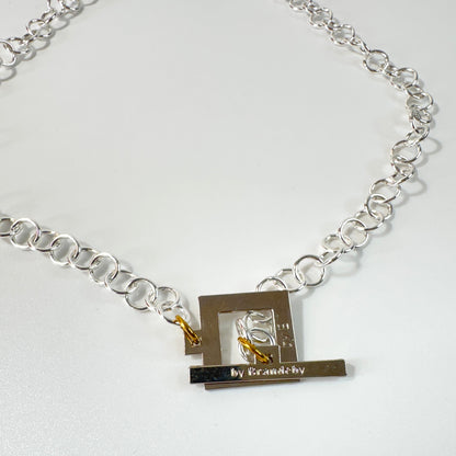 Elegant Silver Rollo Halsband från Design by Brandeby. Stilren silverfärgad rollokedja med egendesignat lås i rostfritt stål med sterling silver-pläterade detaljer. Handgjort i Sverige.