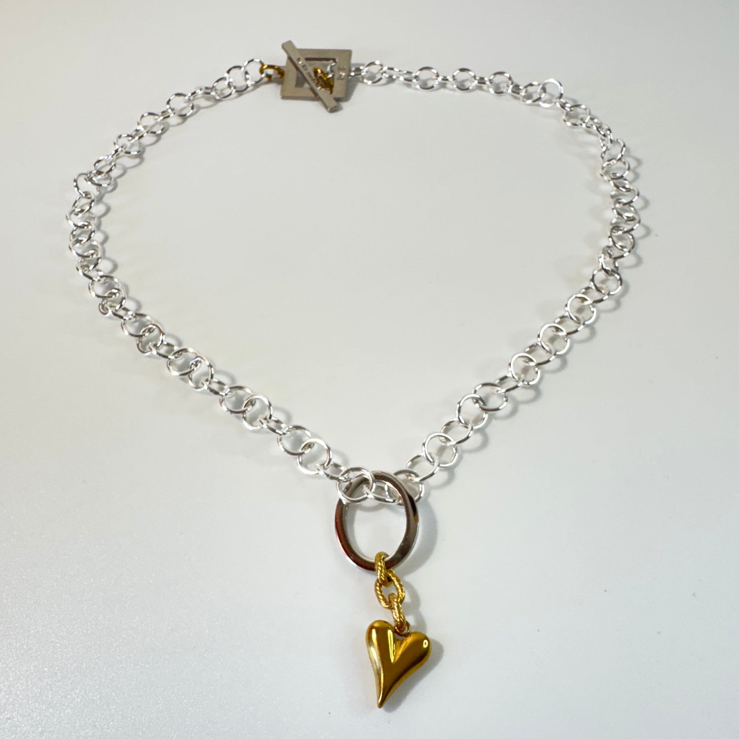 Elegant Silver Rollo Halsband från Design by Brandeby med egendesignad cirkel, sterling silver-pläterade detaljer och 18K guld PVD. Handgjort i Sverige.