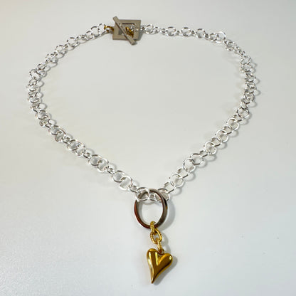 Elegant Silver Rollo Halsband från Design by Brandeby med egendesignad cirkel, sterling silver-pläterade detaljer och 18K guld PVD. Handgjort i Sverige.