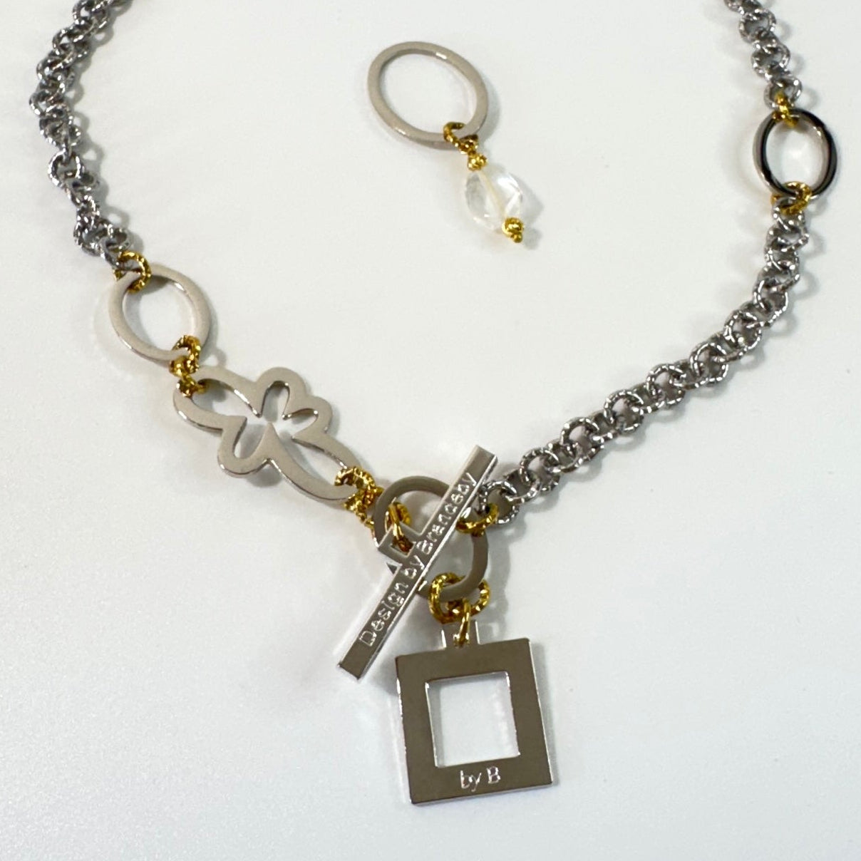 Circle of Crystal Halsband med äkta bergkristall, egendesignade cirklar och blomdetaljer. Silverfärgad PVD-kedja och detaljer i 18K guld PVD. Handgjort av Design by Brandeby.