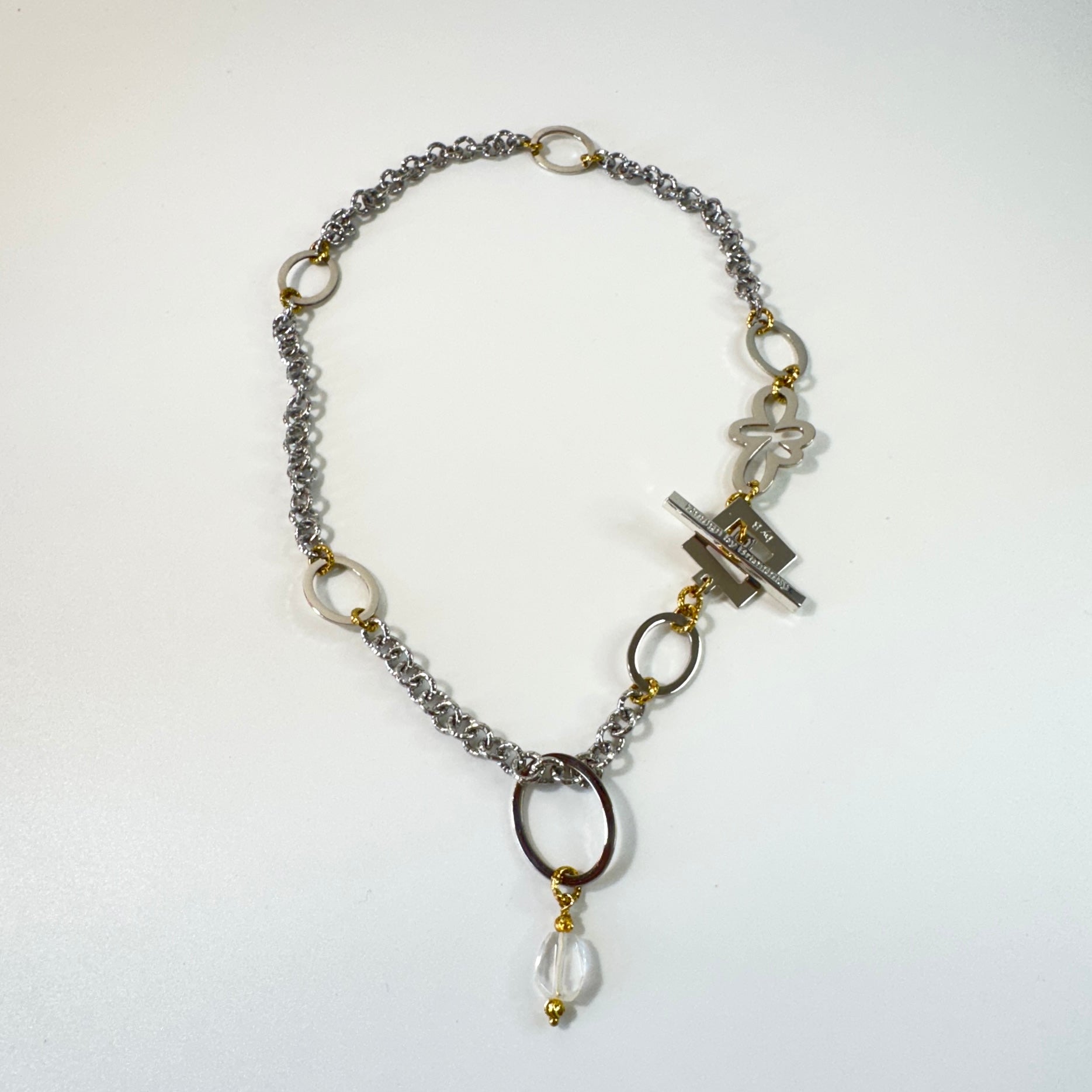 Circle of Crystal Halsband med äkta bergkristall, egendesignade cirklar och blomdetaljer. Silverfärgad PVD-kedja och detaljer i 18K guld PVD. Handgjort av Design by Brandeby.