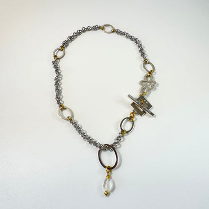 Circle of Crystal Halsband med äkta bergkristall, egendesignade cirklar och blomdetaljer. Silverfärgad PVD-kedja och detaljer i 18K guld PVD. Handgjort av Design by Brandeby.