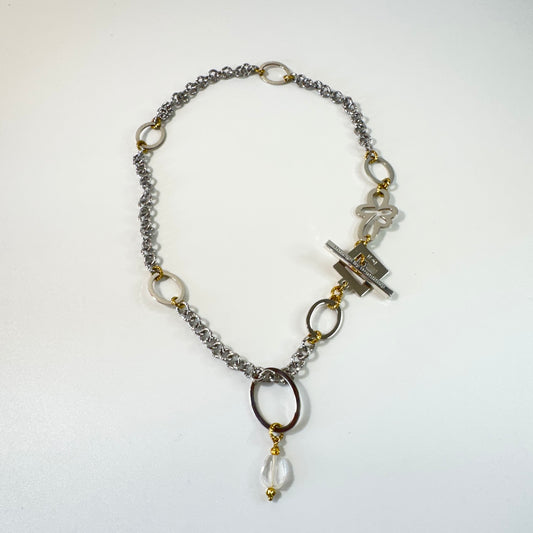 Circle of Crystal Halsband med äkta bergkristall, egendesignade cirklar och blomdetaljer. Silverfärgad PVD-kedja och detaljer i 18K guld PVD. Handgjort av Design by Brandeby.
