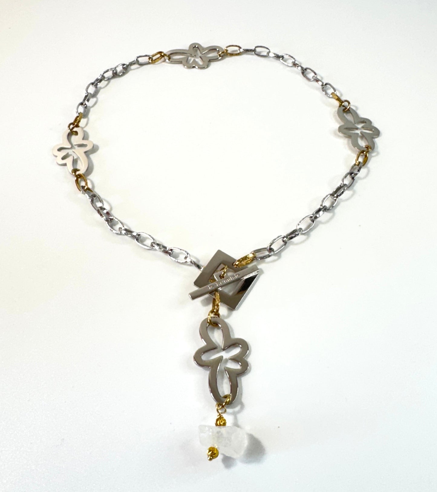 Halsband med äkta rå bergkristall, silverfärgad kedja, egendesignade blommor och guldringar i 18K PVD. Handgjort i rostfritt stål med sterling silver-pläterade detaljer. Ett unikt statementhalsband från Design by Brandeby.