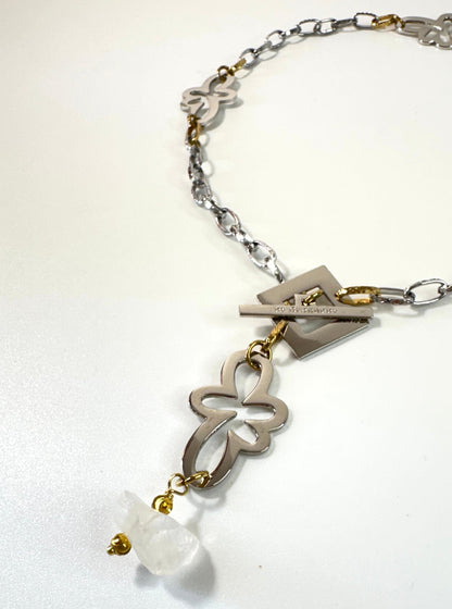 Kort halsband med äkta rå bergkristall, egendesignade blommor i rostfritt stål med sterling silver-pläterade detaljer och gulddetaljer med 18K guld PVD-beläggning. Texturerad kedja och handgjord design från Design by Brandeby.
