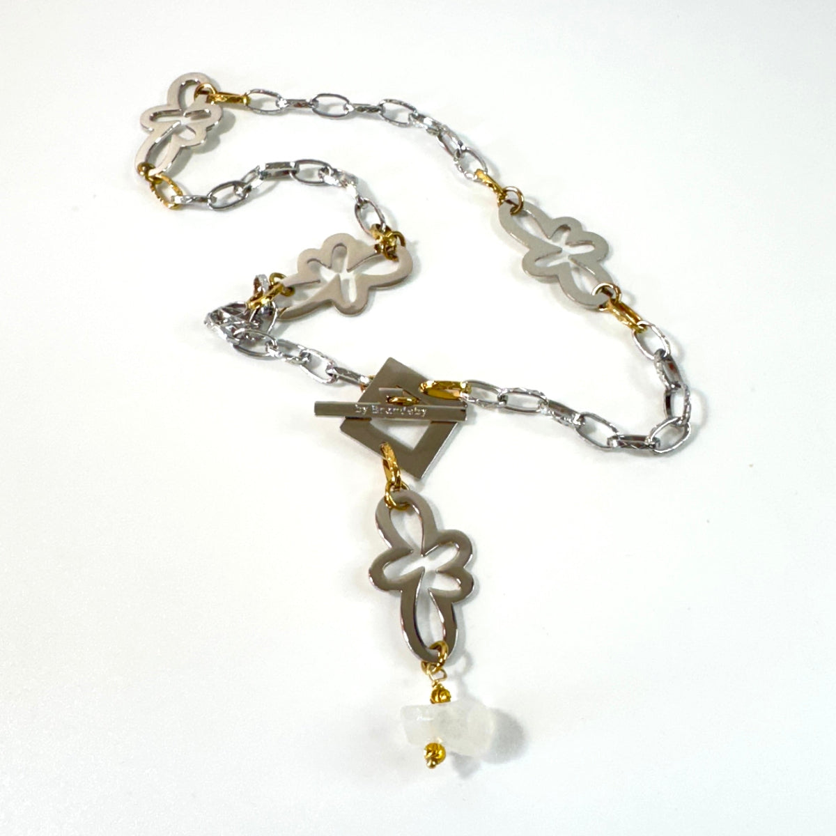 Crystal Flower Chain - Äkta bergkristall silver kedja Kort halsband med äkta rå bergkristall, egendesignade blommor i rostfritt stål med sterling silver-pläterade detaljer och gulddetaljer med 18K guld PVD-beläggning. Texturerad kedja och handgjord design från Design by Brandeby.design by brandeby