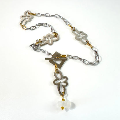 Crystal Flower Chain - Äkta bergkristall silver kedja Kort halsband med äkta rå bergkristall, egendesignade blommor i rostfritt stål med sterling silver-pläterade detaljer och gulddetaljer med 18K guld PVD-beläggning. Texturerad kedja och handgjord design från Design by Brandeby.design by brandeby
