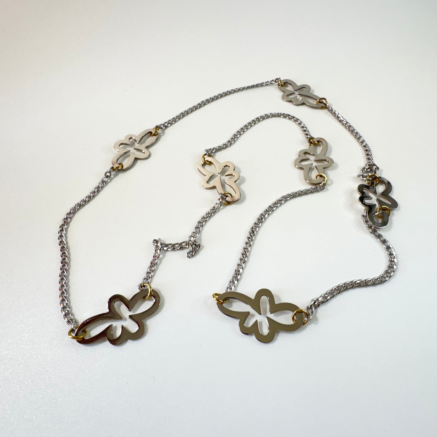 Chain of Flower Halsband från Design by Brandeby med egendesignade blommor, sterling silver-pläterade detaljer och guldringar i 18K guld PVD. Handgjort i Sverige.