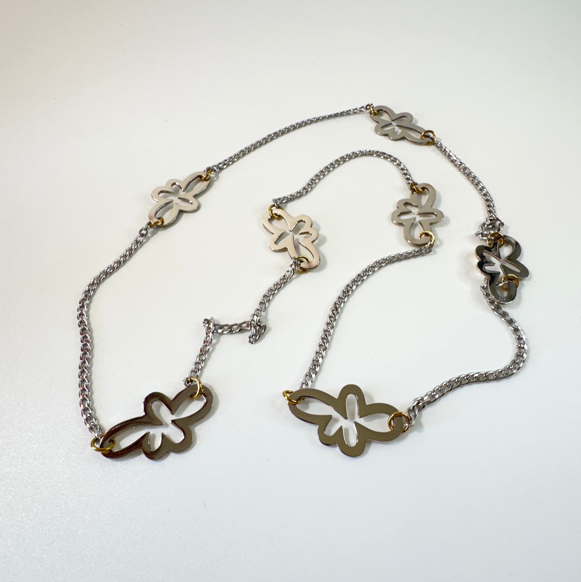 Chain of Flower Halsband från Design by Brandeby med egendesignade blommor, sterling silver-pläterade detaljer och guldringar i 18K guld PVD. Handgjort i Sverige.