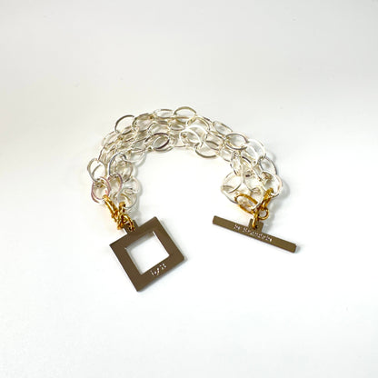 Elegant armband med sammanlänkade ringar i silverton och gulddetaljer. Tidlös design från Design by Brandeby som passar både vardag och fest.
