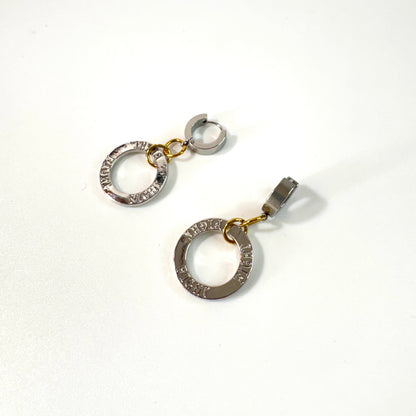 Fight Circle Örhängen med kirurgiska stift, silverfärgade ringar och detaljer i 18K guld PVD. Handgjorda örhängen med budskapet "Fight" från Design by Brandeby.