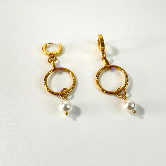 Eleganta guldörhängen med pärldetalj och hamrade ringar. Tidlös design från Design by Brandeby som passar både vardag och fest.
