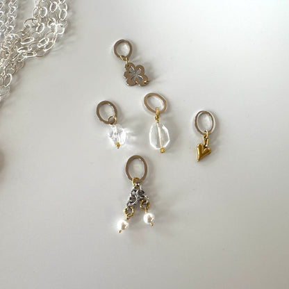Hänge med äkta bergkristall, egendesignad cirkel i rostfritt stål med sterling silver-pläterade detaljer och gulddetaljer med 18K guld PVD-beläggning. Ett elegant och tidlöst smycke från Design by Brandeby.
