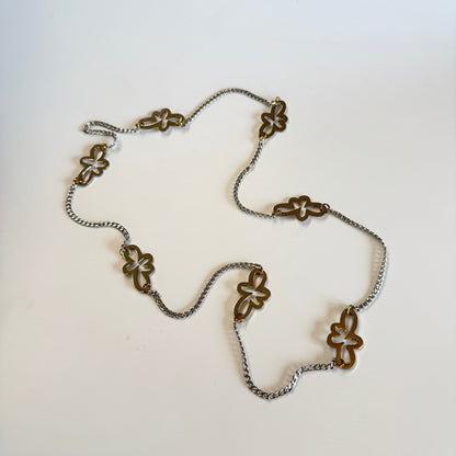 Chain of Flower Halsband från Design by Brandeby med egendesignade blommor, sterling silver-pläterade detaljer och guldringar i 18K guld PVD. Handgjort i Sverige.