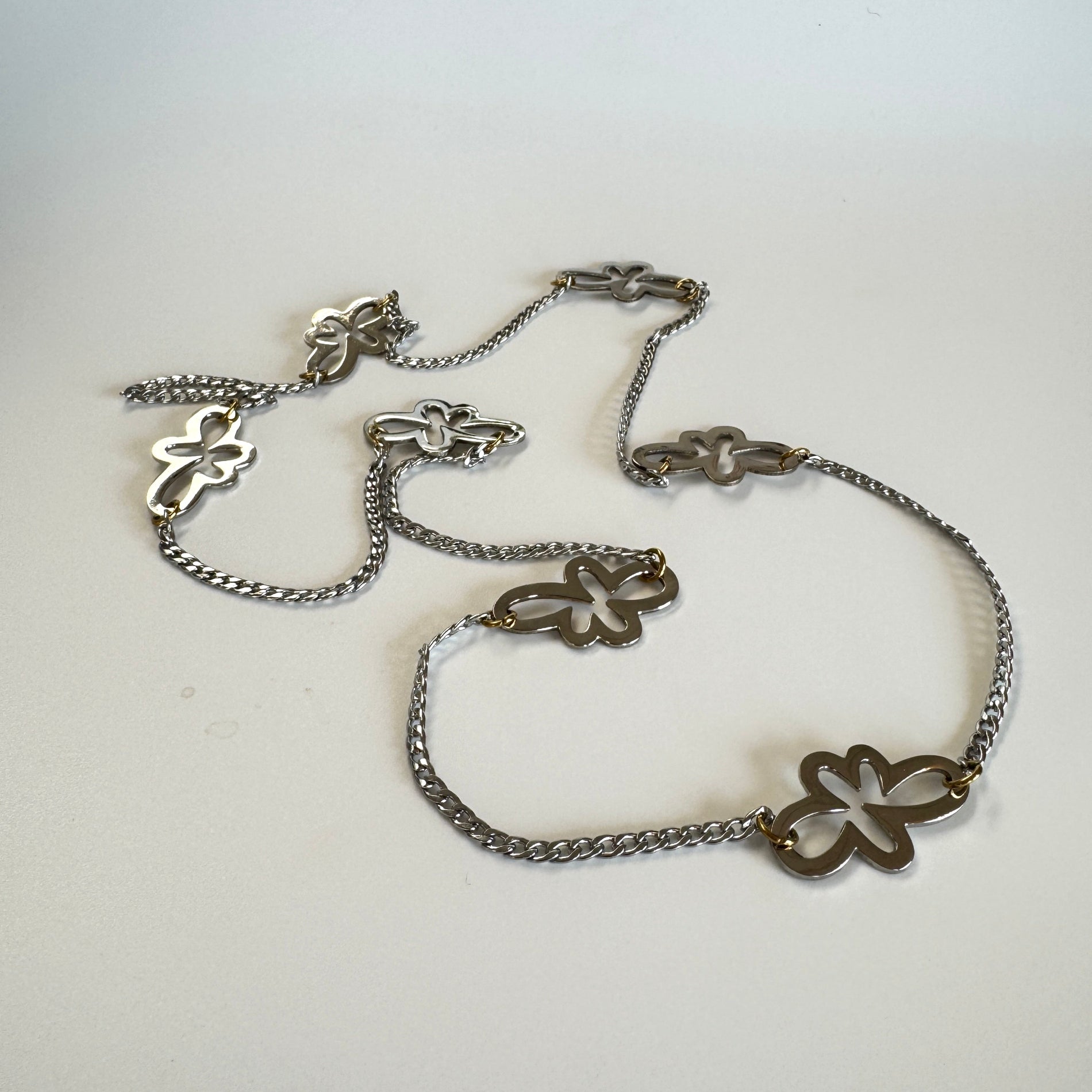 Chain of Flower Halsband från Design by Brandeby med egendesignade blommor, sterling silver-pläterade detaljer och guldringar i 18K guld PVD. Handgjort i Sverige.