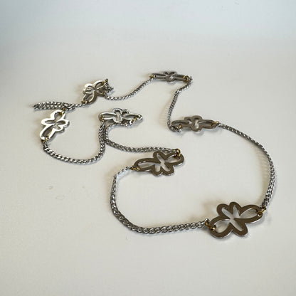 Chain of Flower Halsband från Design by Brandeby med egendesignade blommor, sterling silver-pläterade detaljer och guldringar i 18K guld PVD. Handgjort i Sverige.