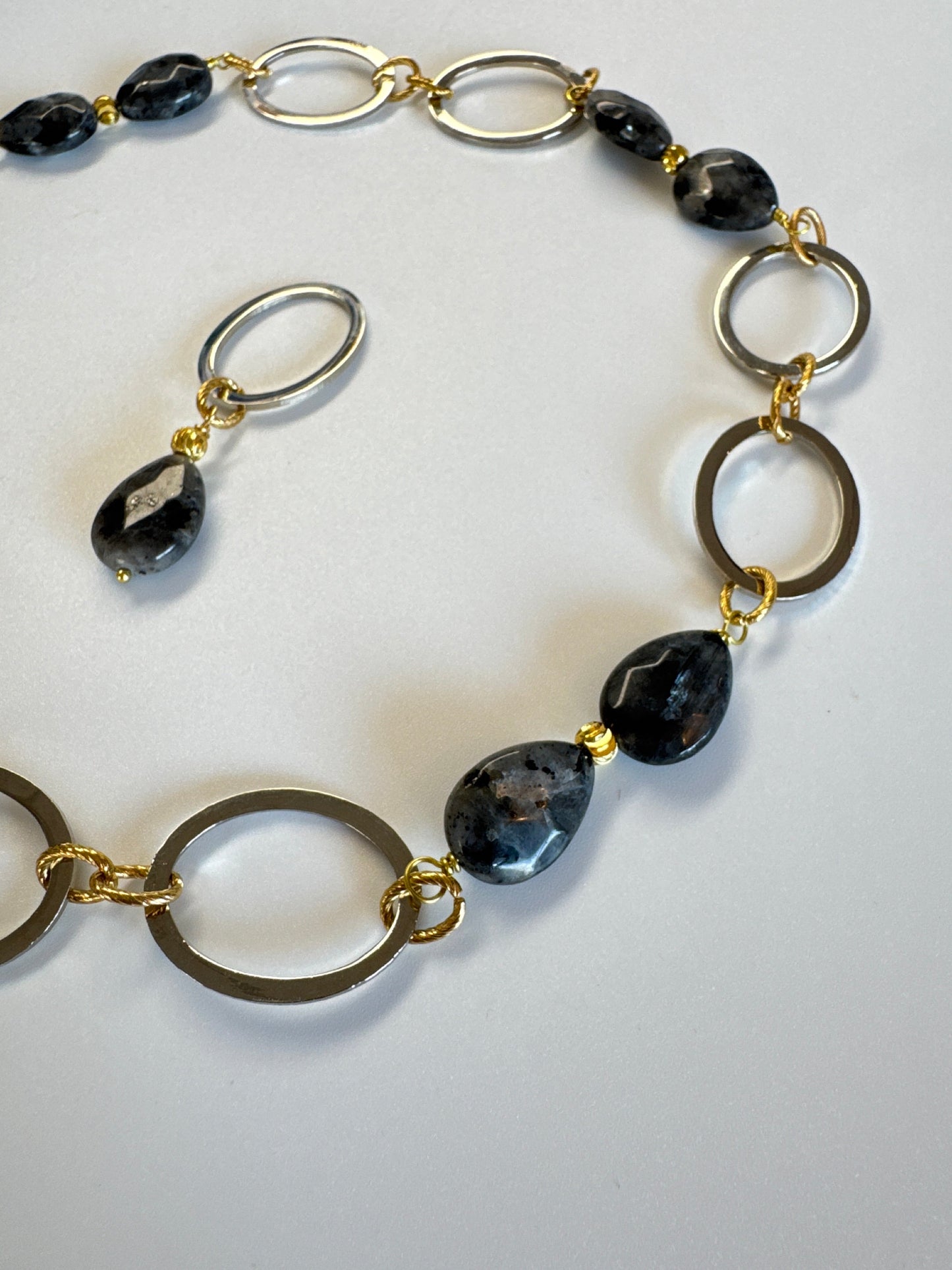 Elegant halsband med äkta labradorit, egendesignade cirklar i rostfritt stål med sterling silver-pläterade detaljer och texturerade guldringar i 18K PVD. Bär med eller utan den hängande cirkeln för olika uttryck. Längd 53 cm. Design by Brandeby.