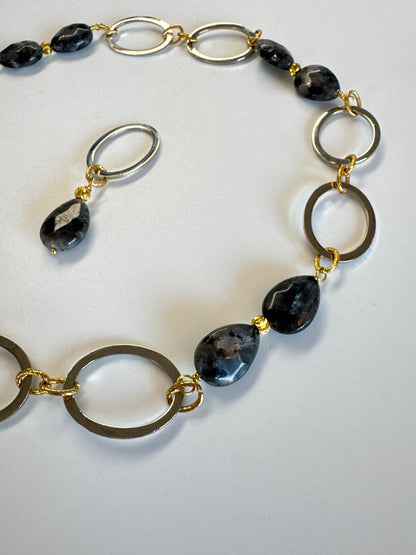 Elegant halsband med äkta labradorit, egendesignade cirklar i rostfritt stål med sterling silver-pläterade detaljer och texturerade guldringar i 18K PVD. Bär med eller utan den hängande cirkeln för olika uttryck. Längd 53 cm. Design by Brandeby.