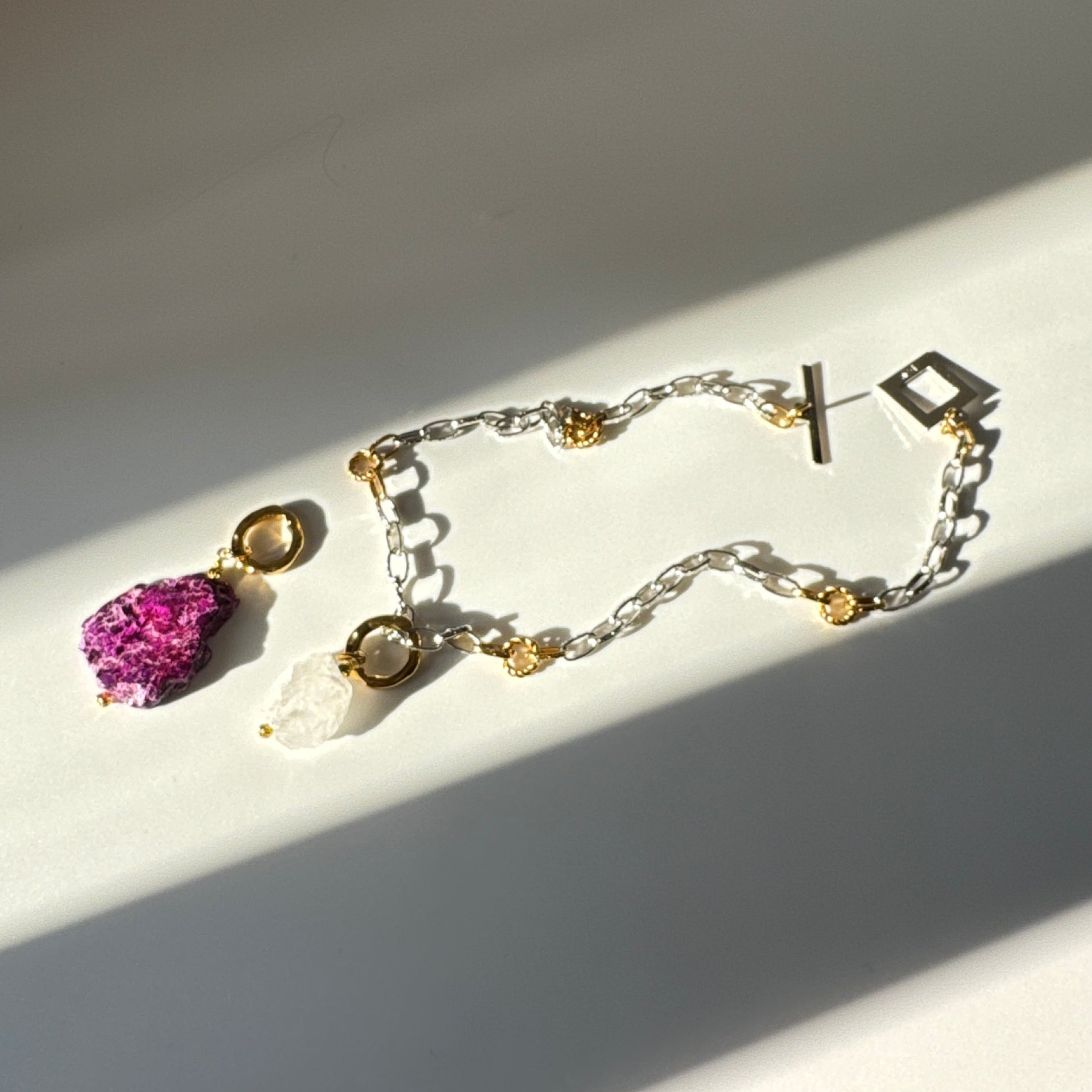 Elegant kedjehalsband i silver och guld med handgjord texturerad kedja, egendesignat lås och 18K guld PVD-belagda detaljer. Ett modernt och tidlöst halsband för både vardag och fest. Design by Brandeby.