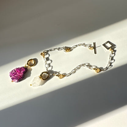 Elegant kedjehalsband i silver och guld med handgjord texturerad kedja, egendesignat lås och 18K guld PVD-belagda detaljer. Ett modernt och tidlöst halsband för både vardag och fest. Design by Brandeby.