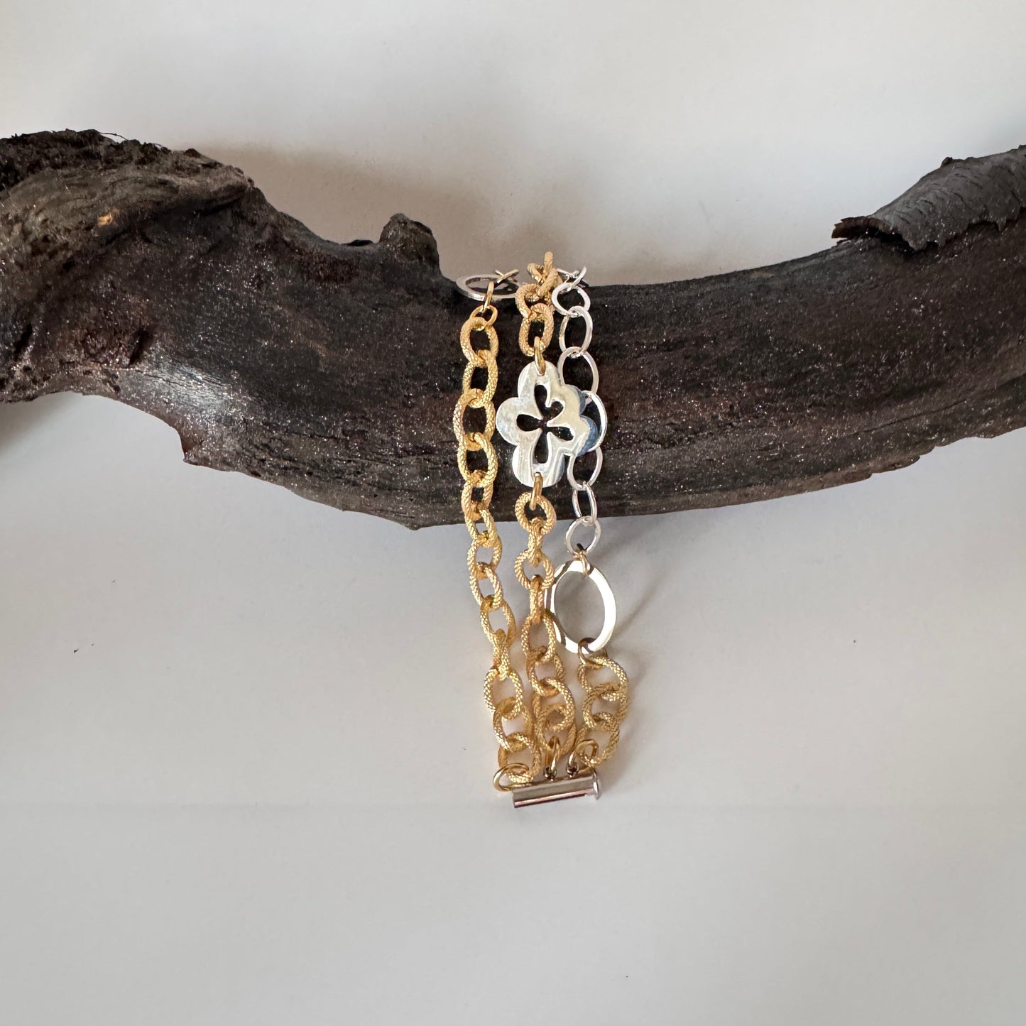 treradigt handgjort armband med guld och silver kedjor unik design