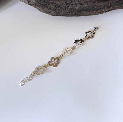 Flower Chain Armband – Tidlös Elegans i Blomstrande Design Design by Brandeby