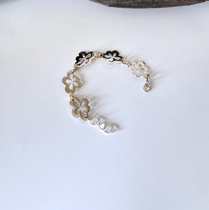 Flower Chain Armband – Tidlös Elegans i Blomstrande Design Design by Brandeby