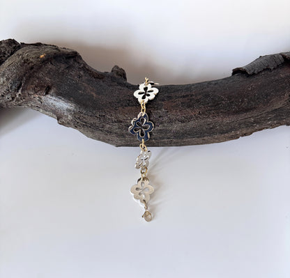 Flower Chain Armband – Tidlös Elegans i Blomstrande Design Design by Brandeby